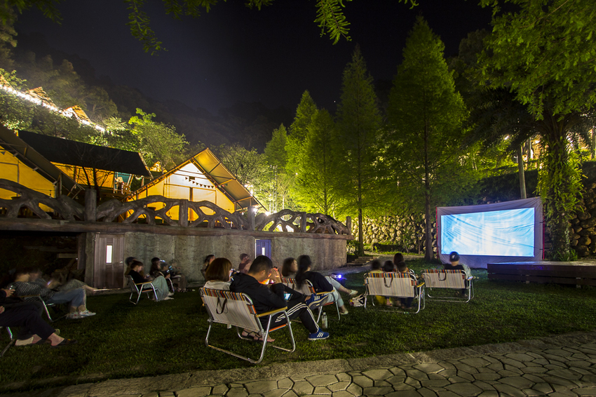斑比跳跳X愛露營野遊體驗～免搭帳篷、獨立衛浴設備，一泊四食和牛晚餐搭配龍蝦拼盤，星空電影院、南洋風泳池，豪華露營推薦