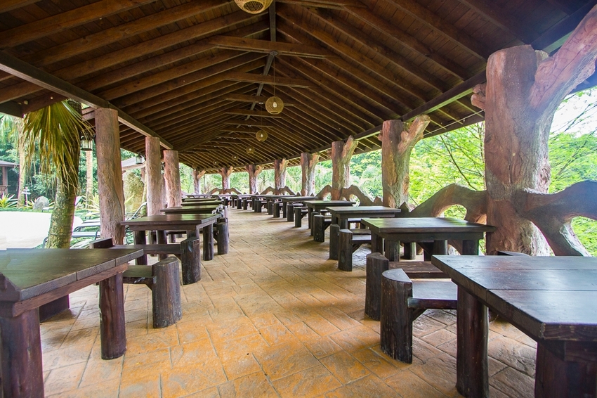 斑比跳跳X愛露營野遊體驗～免搭帳篷、獨立衛浴設備，一泊四食和牛晚餐搭配龍蝦拼盤，星空電影院、南洋風泳池，豪華露營推薦