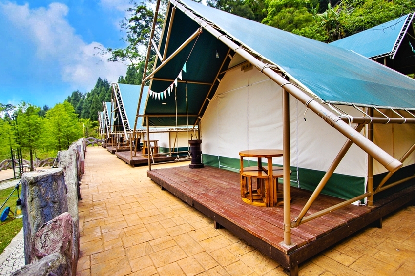 斑比跳跳X愛露營野遊體驗～免搭帳篷、獨立衛浴設備，一泊四食和牛晚餐搭配龍蝦拼盤，星空電影院、南洋風泳池，豪華露營推薦