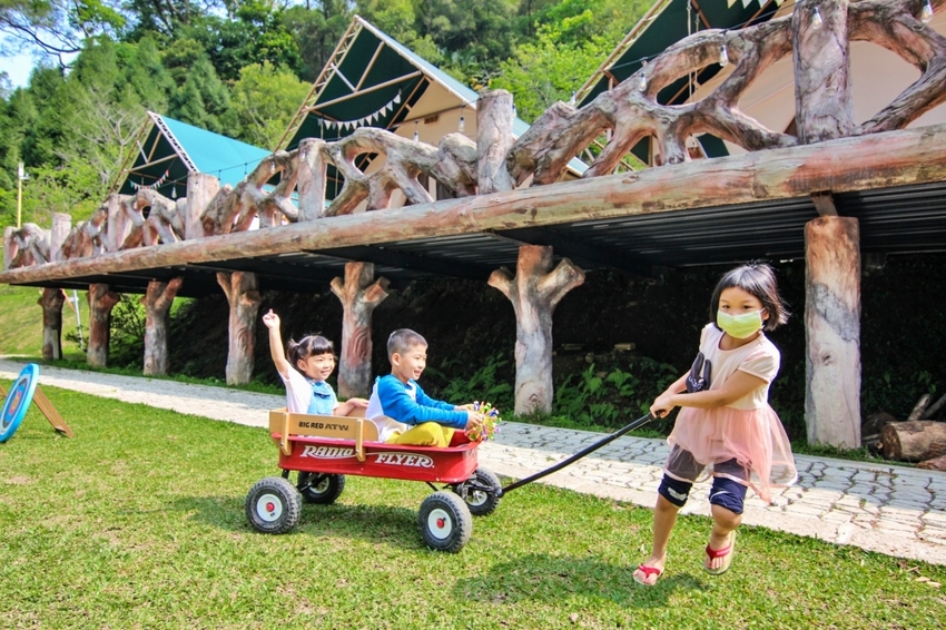 斑比跳跳X愛露營野遊體驗～免搭帳篷、獨立衛浴設備，一泊四食和牛晚餐搭配龍蝦拼盤，星空電影院、南洋風泳池，豪華露營推薦