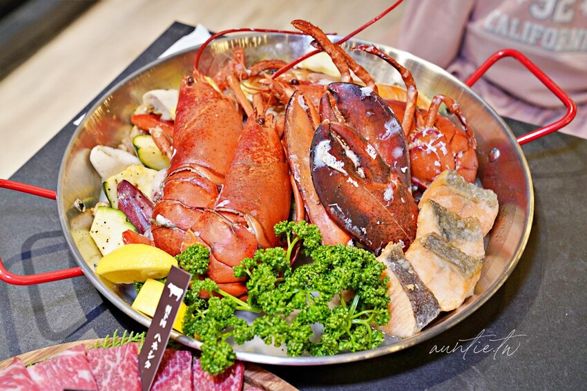 【苗栗】三灣｜斑比跳跳，頂級露營車一泊四食，郭董周董都來了，超奢華魚子醬松露Pizza，A5和牛燒肉拼盤