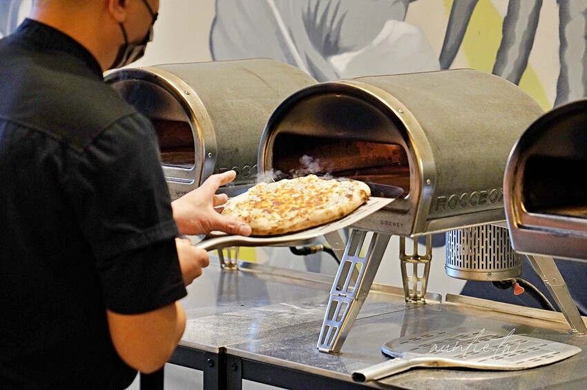 【苗栗】三灣｜斑比跳跳，頂級露營車一泊四食，郭董周董都來了，超奢華魚子醬松露Pizza，A5和牛燒肉拼盤