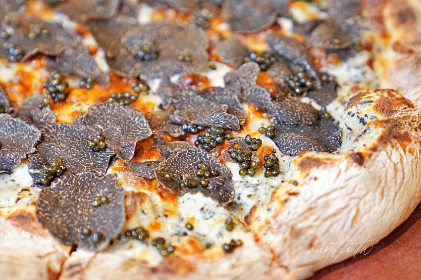 【苗栗】三灣｜斑比跳跳，頂級露營車一泊四食，郭董周董都來了，超奢華魚子醬松露Pizza，A5和牛燒肉拼盤