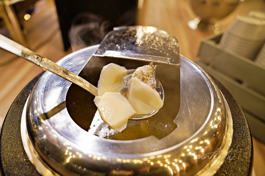 【苗栗】三灣｜斑比跳跳，頂級露營車一泊四食，郭董周董都來了，超奢華魚子醬松露Pizza，A5和牛燒肉拼盤