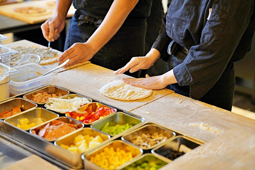 【苗栗】三灣｜斑比跳跳，頂級露營車一泊四食，郭董周董都來了，超奢華魚子醬松露Pizza，A5和牛燒肉拼盤