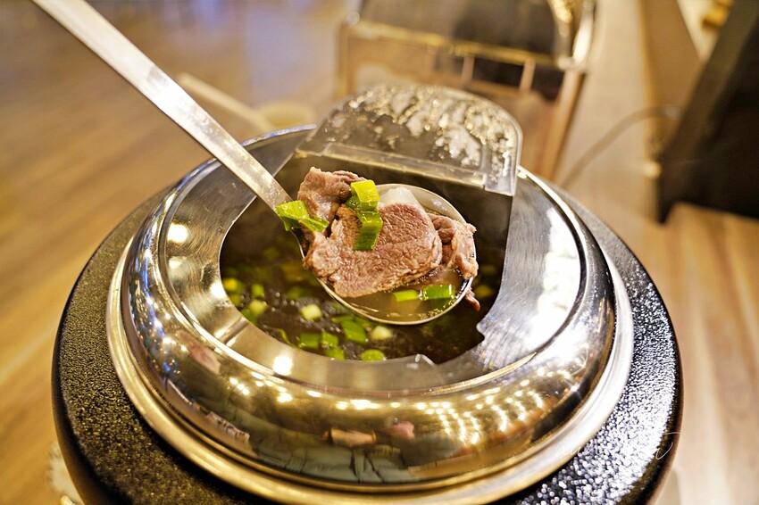 【苗栗】三灣｜斑比跳跳，頂級露營車一泊四食，郭董周董都來了，超奢華魚子醬松露Pizza，A5和牛燒肉拼盤