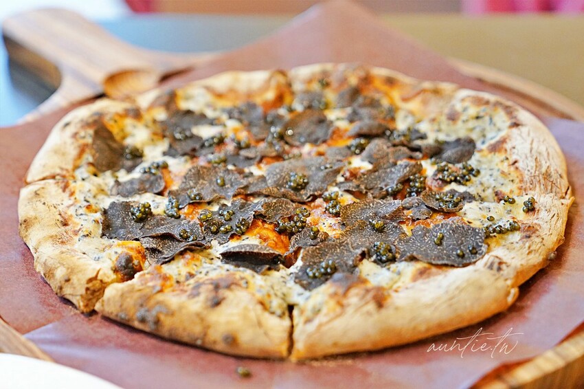 【苗栗】三灣｜斑比跳跳，頂級露營車一泊四食，郭董周董都來了，超奢華魚子醬松露Pizza，A5和牛燒肉拼盤