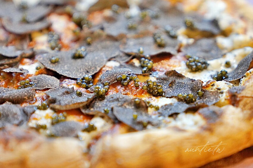 【苗栗】三灣｜斑比跳跳，頂級露營車一泊四食，郭董周董都來了，超奢華魚子醬松露Pizza，A5和牛燒肉拼盤