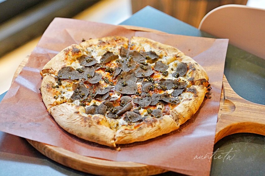 【苗栗】三灣｜斑比跳跳，頂級露營車一泊四食，郭董周董都來了，超奢華魚子醬松露Pizza，A5和牛燒肉拼盤