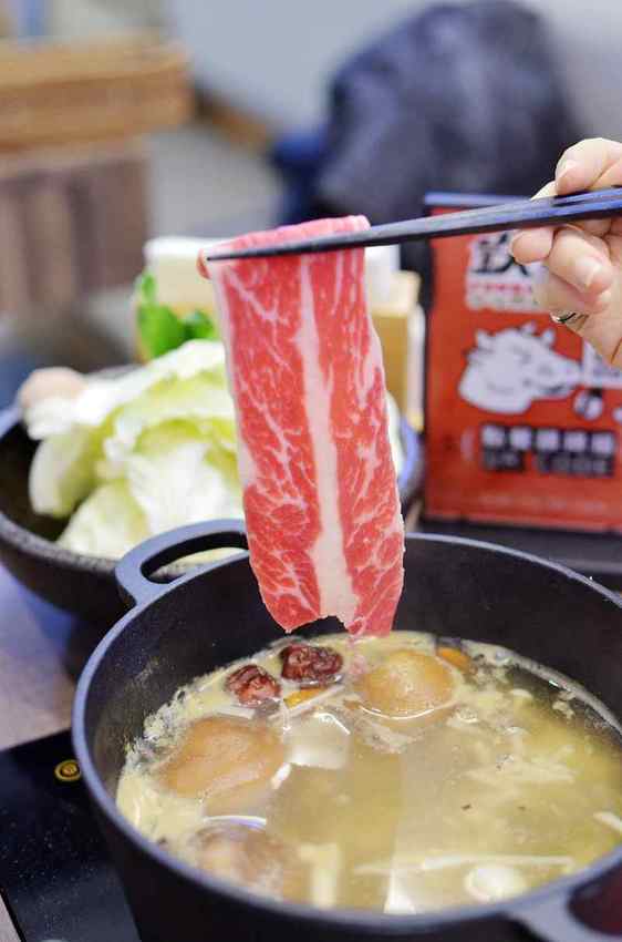 鉄火鍋－和牛咖哩飯吃到飽，樂軒和牛旗下平價品牌進駐板橋車站