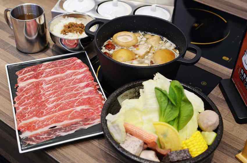 鉄火鍋－和牛咖哩飯吃到飽，樂軒和牛旗下平價品牌進駐板橋車站
