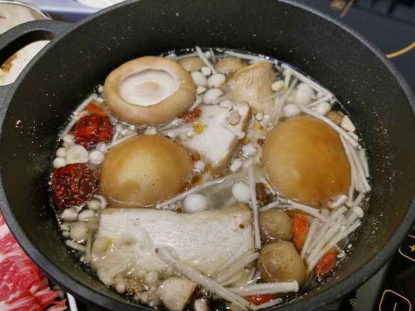 鉄火鍋－和牛咖哩飯吃到飽，樂軒和牛旗下平價品牌進駐板橋車站