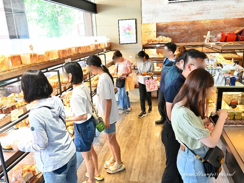 台中市南屯區巴蕾麵包|不必飛香港,在台中也吃得到酥皮千層蛋撻,一開賣就爆單,沒預訂吃不到