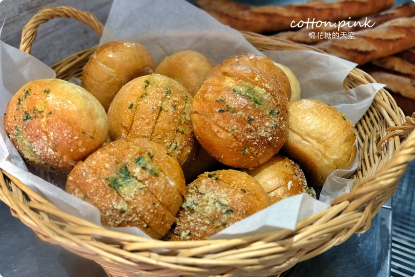 台中麵包推薦- 韓國最夯的蒜香包巴蕾麵包改良過~牽絲更好吃