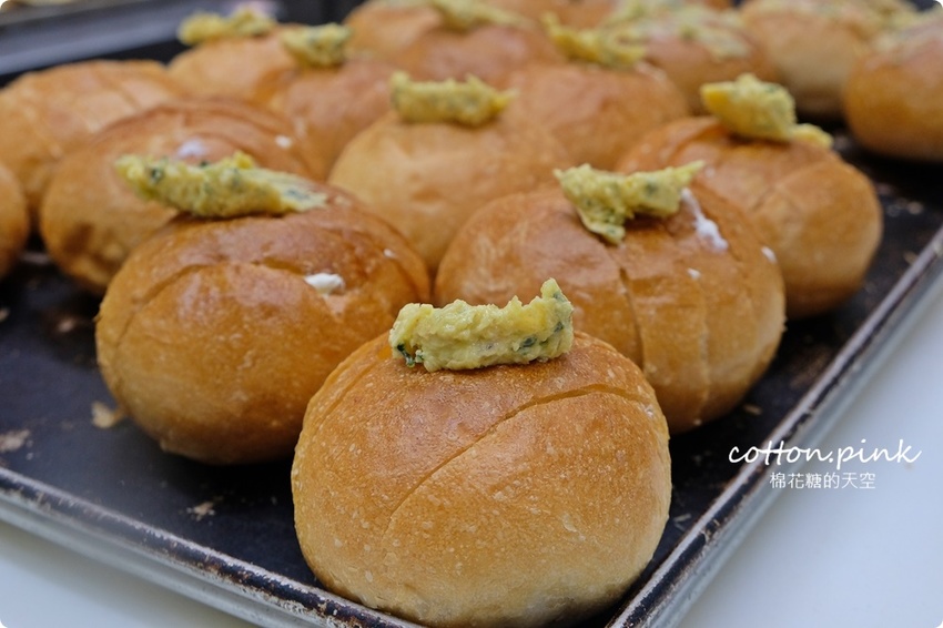 台中麵包推薦- 韓國最夯的蒜香包巴蕾麵包改良過~牽絲更好吃