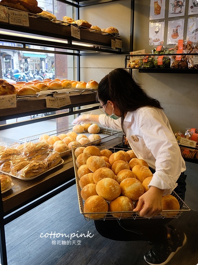 台中麵包推薦- 韓國最夯的蒜香包巴蕾麵包改良過~牽絲更好吃