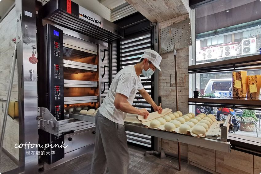 台中麵包推薦- 韓國最夯的蒜香包巴蕾麵包改良過~牽絲更好吃