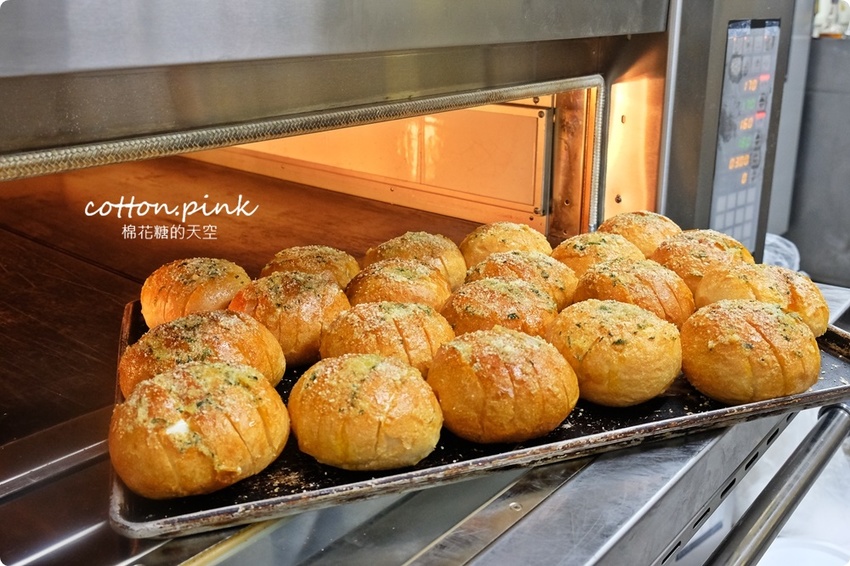 台中麵包推薦- 韓國最夯的蒜香包巴蕾麵包改良過~牽絲更好吃