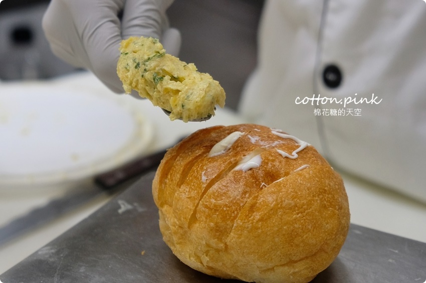 台中麵包推薦- 韓國最夯的蒜香包巴蕾麵包改良過~牽絲更好吃