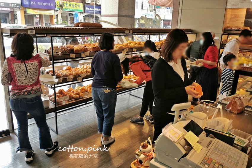 台中麵包推薦- 韓國最夯的蒜香包巴蕾麵包改良過~牽絲更好吃