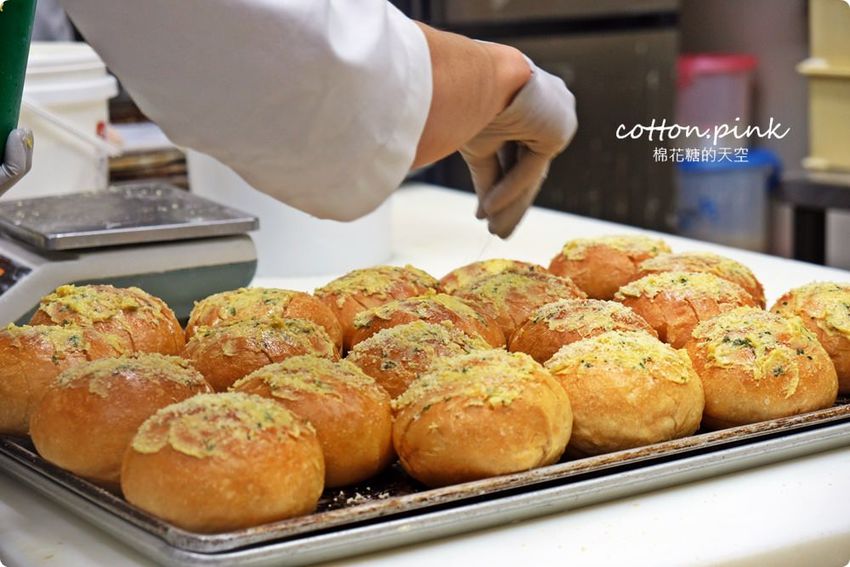 台中麵包推薦- 韓國最夯的蒜香包巴蕾麵包改良過~牽絲更好吃