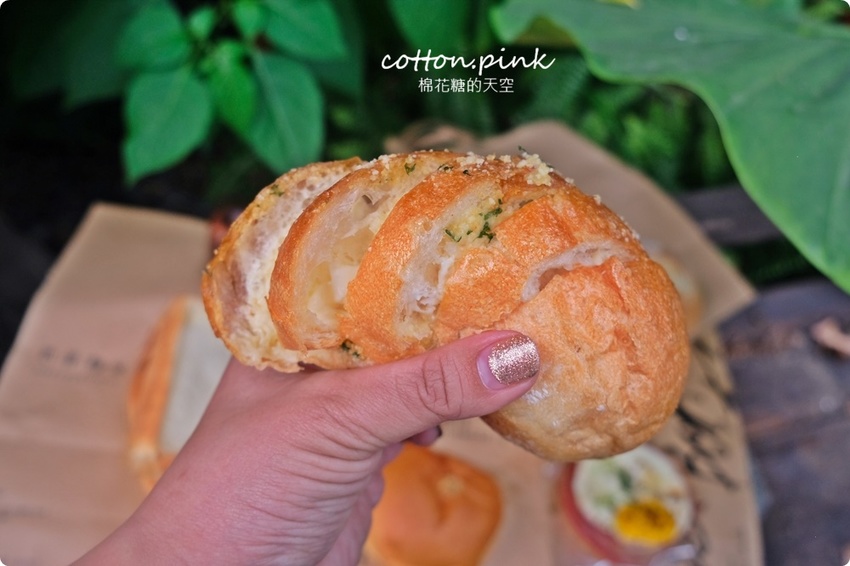台中麵包推薦- 韓國最夯的蒜香包巴蕾麵包改良過~牽絲更好吃