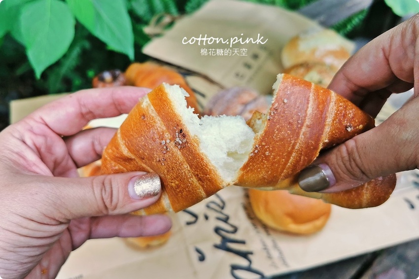 台中麵包推薦- 韓國最夯的蒜香包巴蕾麵包改良過~牽絲更好吃
