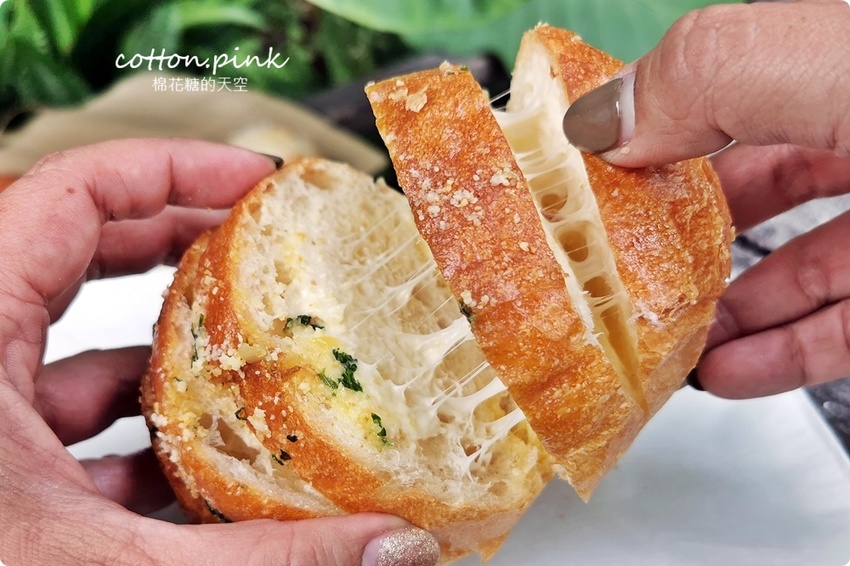 台中麵包推薦- 韓國最夯的蒜香包巴蕾麵包改良過~牽絲更好吃