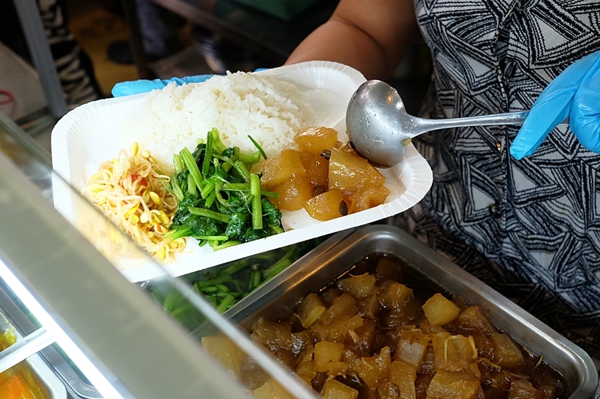 上興燒臘。超狂肉量+四樣配菜70元起!白飯、蔥油吃到飽,飲料、熱湯通通無限續! @蹦啾♥謝蘿莉 La vie heureuse