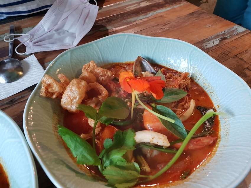 240103.jpg - 【台南】密巷必須fb預約餐廳。植感大叔的日常。泰國菜超好吃。店內蕨類植物滿佈空氣感十足的美好空間