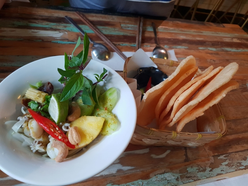 240118.jpg - 【台南】密巷必須fb預約餐廳。植感大叔的日常。泰國菜超好吃。店內蕨類植物滿佈空氣感十足的美好空間