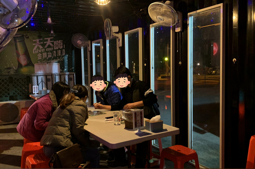 新竹竹北|瘋燒熱血貨櫃燒烤|來份創意烤物、串燒配個生啤酒吧!