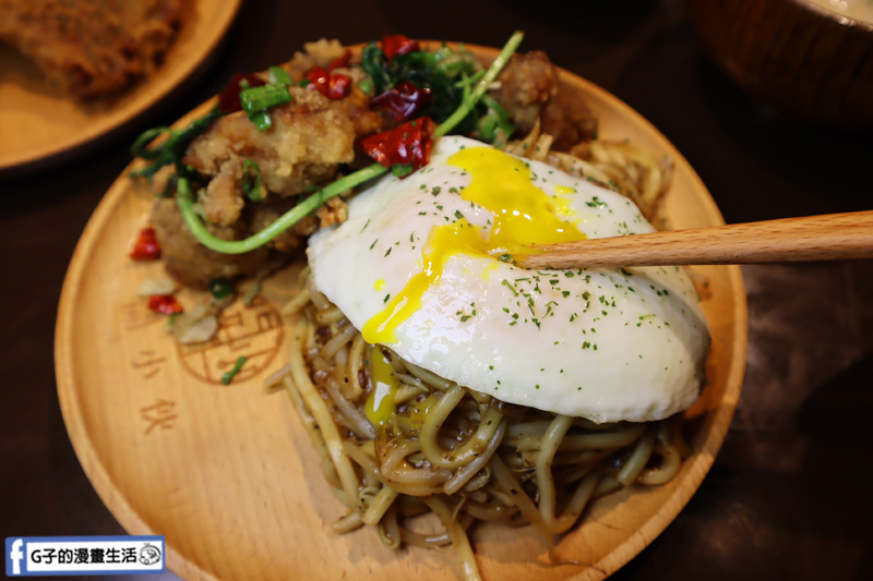 開小伙宵夜炸雞鐵板麵 黑胡椒鐵板麵 半熟蛋