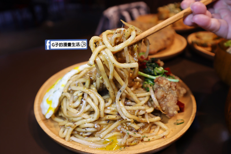 開小伙宵夜炸雞鐵板麵 黑胡椒鐵板麵