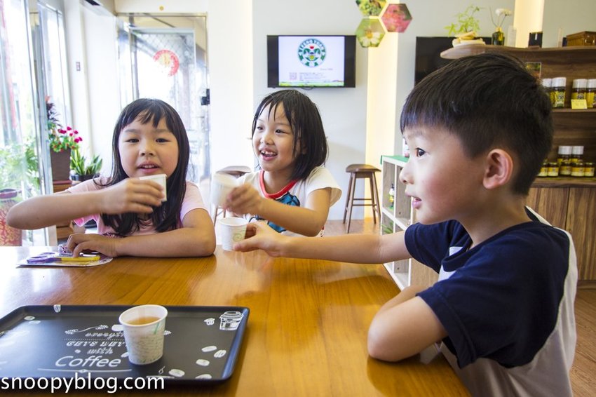 【新竹親子景點】新竹蜜蜂生態體驗｜愛蜂園愛蜂主題館～蜜蜂生態導覽、蜂蜜採收體驗，近距離與蜜蜂接觸