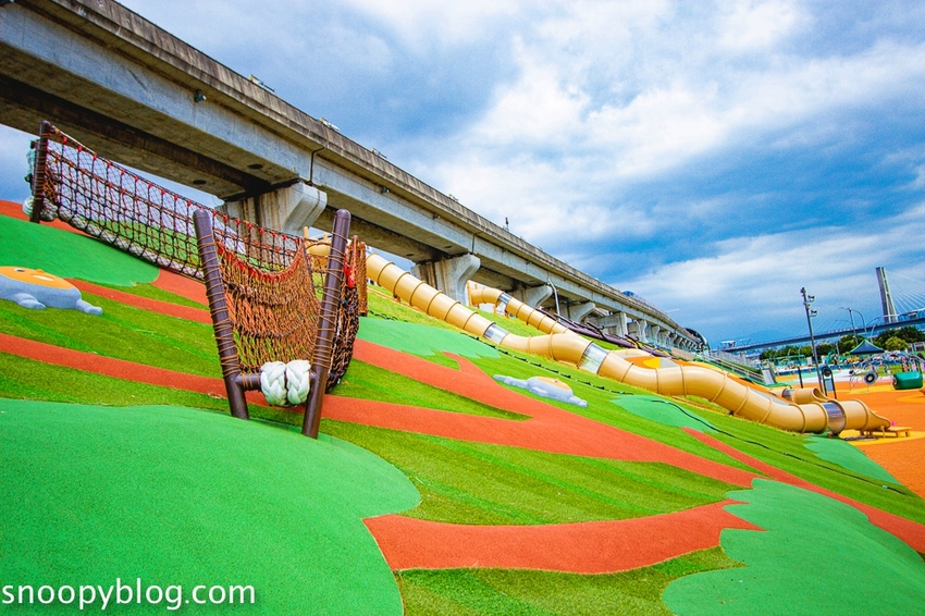 【台北親子景點】新北大都會公園共融堤坡滑梯樂園，台灣彌猴滑梯、台灣黑熊鞦韆、山豬搖搖馬…以台灣特色動物為主題的滑梯樂園