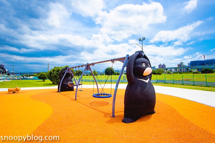 【台北親子景點】新北大都會公園共融堤坡滑梯樂園，台灣彌猴滑梯、台灣黑熊鞦韆、山豬搖搖馬…以台灣特色動物為主題的滑梯樂園