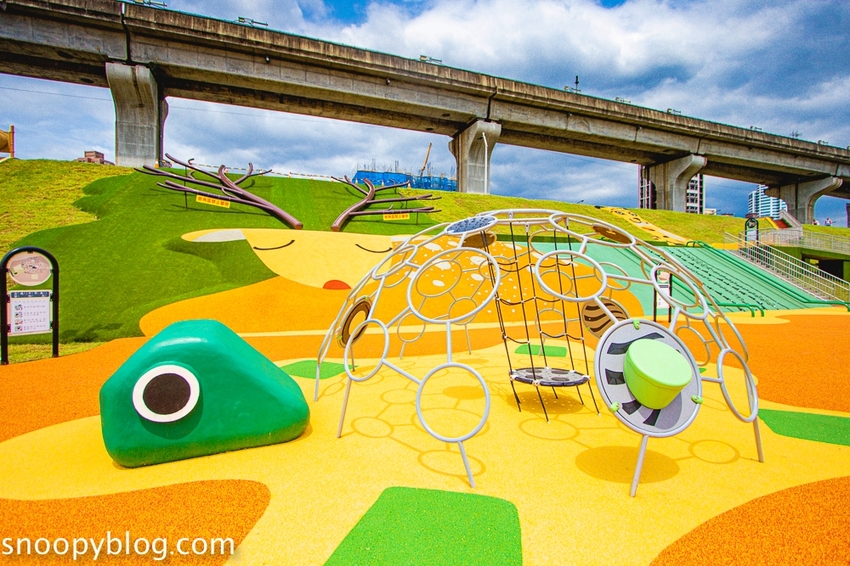 【台北親子景點】新北大都會公園共融堤坡滑梯樂園，台灣彌猴滑梯、台灣黑熊鞦韆、山豬搖搖馬…以台灣特色動物為主題的滑梯樂園