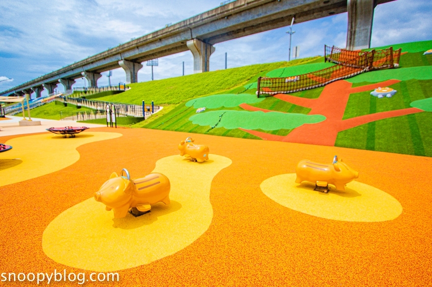 【台北親子景點】新北大都會公園共融堤坡滑梯樂園，台灣彌猴滑梯、台灣黑熊鞦韆、山豬搖搖馬…以台灣特色動物為主題的滑梯樂園