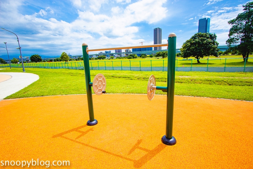 【台北親子景點】新北大都會公園共融堤坡滑梯樂園，台灣彌猴滑梯、台灣黑熊鞦韆、山豬搖搖馬…以台灣特色動物為主題的滑梯樂園