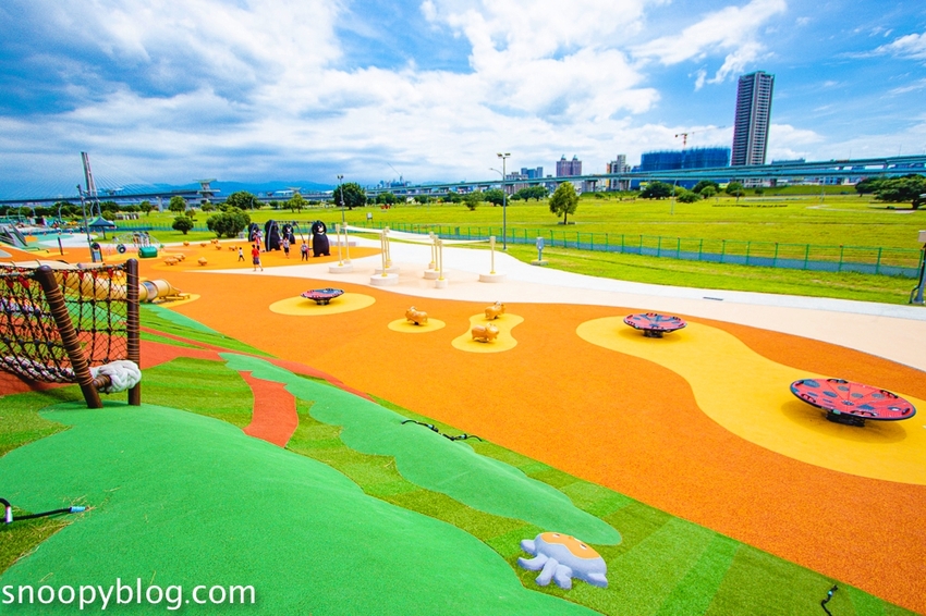 【台北親子景點】新北大都會公園共融堤坡滑梯樂園，台灣彌猴滑梯、台灣黑熊鞦韆、山豬搖搖馬…以台灣特色動物為主題的滑梯樂園