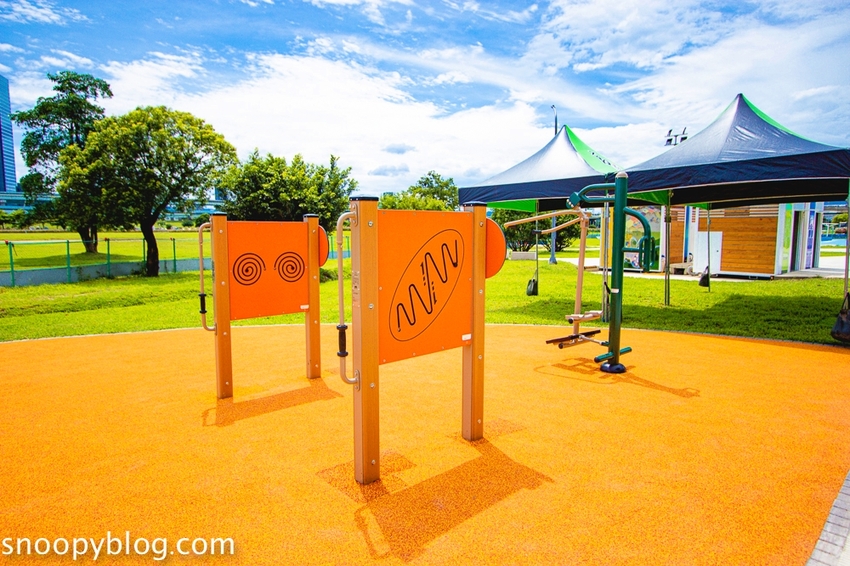 【台北親子景點】新北大都會公園共融堤坡滑梯樂園，台灣彌猴滑梯、台灣黑熊鞦韆、山豬搖搖馬…以台灣特色動物為主題的滑梯樂園