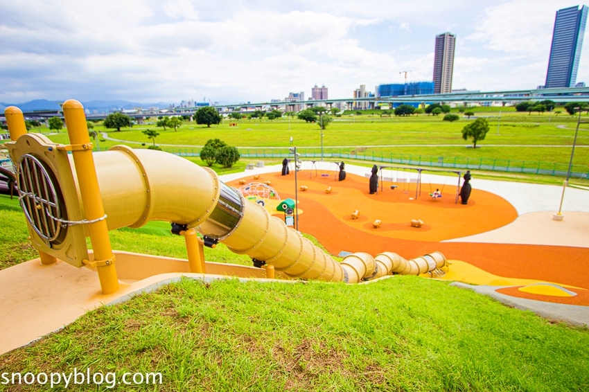 【台北親子景點】新北大都會公園共融堤坡滑梯樂園，台灣彌猴滑梯、台灣黑熊鞦韆、山豬搖搖馬…以台灣特色動物為主題的滑梯樂園