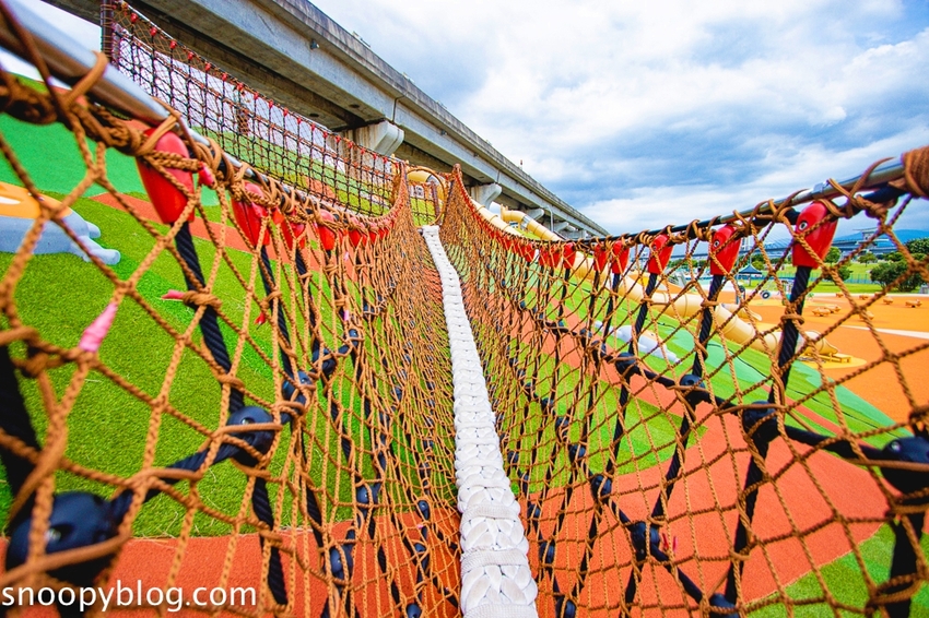 【台北親子景點】新北大都會公園共融堤坡滑梯樂園，台灣彌猴滑梯、台灣黑熊鞦韆、山豬搖搖馬…以台灣特色動物為主題的滑梯樂園