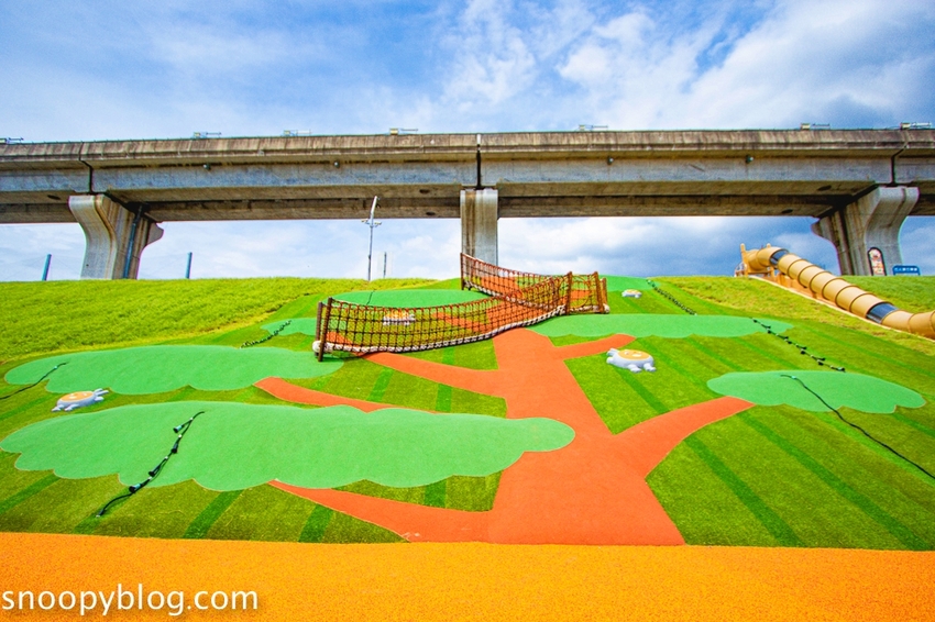 【台北親子景點】新北大都會公園共融堤坡滑梯樂園，台灣彌猴滑梯、台灣黑熊鞦韆、山豬搖搖馬…以台灣特色動物為主題的滑梯樂園