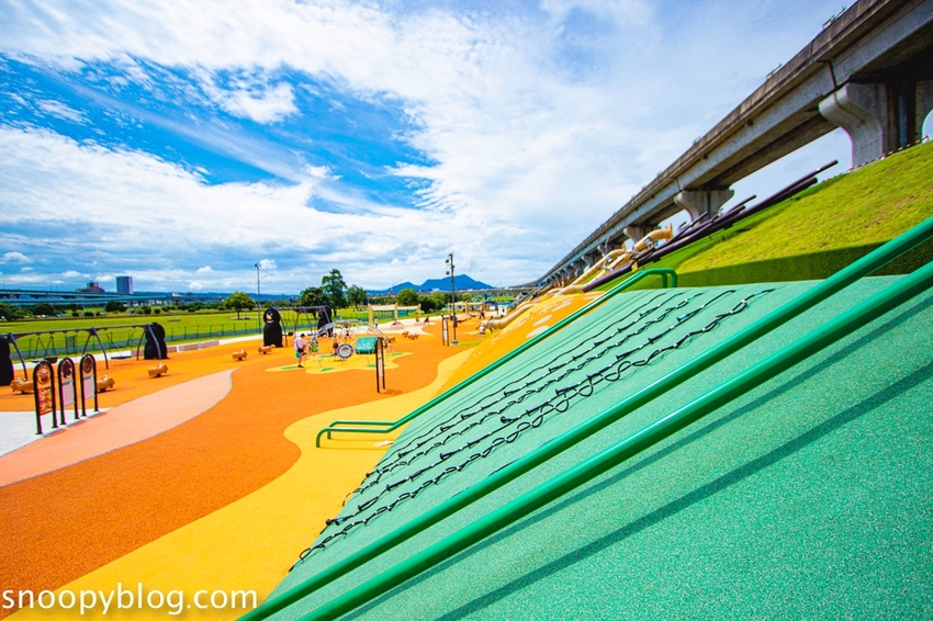 【台北親子景點】新北大都會公園共融堤坡滑梯樂園，台灣彌猴滑梯、台灣黑熊鞦韆、山豬搖搖馬…以台灣特色動物為主題的滑梯樂園