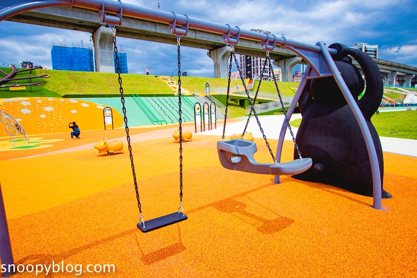 【台北親子景點】新北大都會公園共融堤坡滑梯樂園，台灣彌猴滑梯、台灣黑熊鞦韆、山豬搖搖馬…以台灣特色動物為主題的滑梯樂園