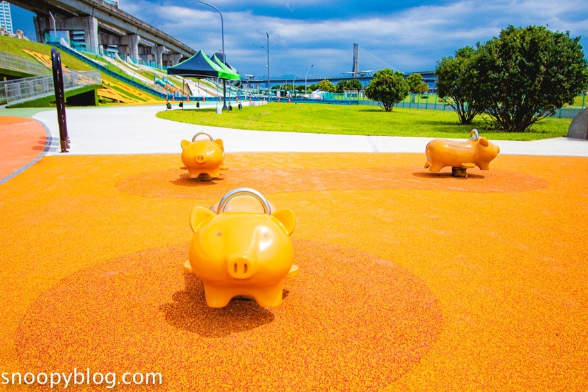 【台北親子景點】新北大都會公園共融堤坡滑梯樂園，台灣彌猴滑梯、台灣黑熊鞦韆、山豬搖搖馬…以台灣特色動物為主題的滑梯樂園