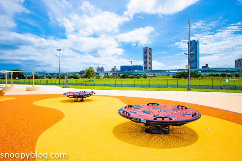 【台北親子景點】新北大都會公園共融堤坡滑梯樂園，台灣彌猴滑梯、台灣黑熊鞦韆、山豬搖搖馬…以台灣特色動物為主題的滑梯樂園