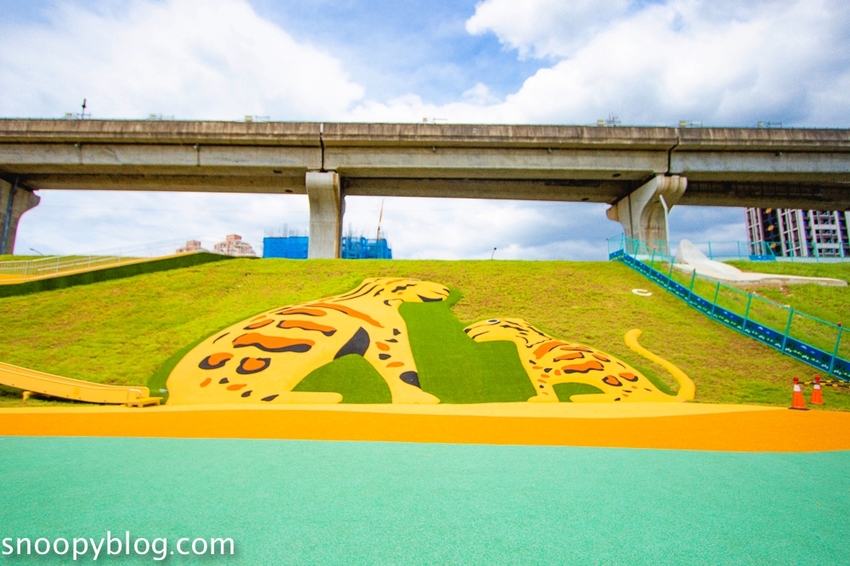 【台北親子景點】新北大都會公園共融堤坡滑梯樂園，台灣彌猴滑梯、台灣黑熊鞦韆、山豬搖搖馬…以台灣特色動物為主題的滑梯樂園